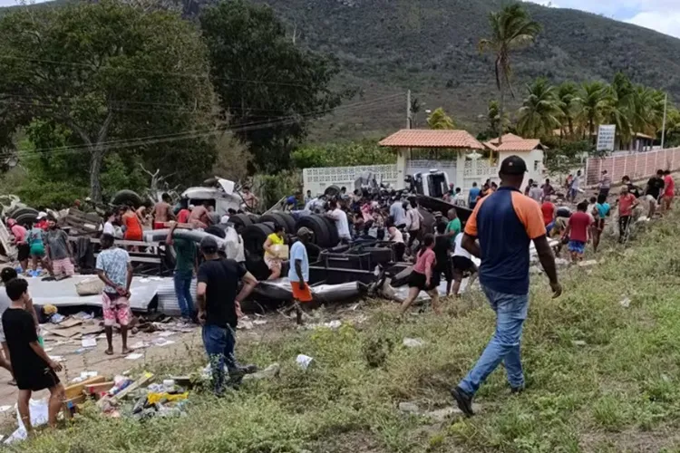 Batida entre carreta, carro e caminhão deixa duas pessoas mortas em Milagres