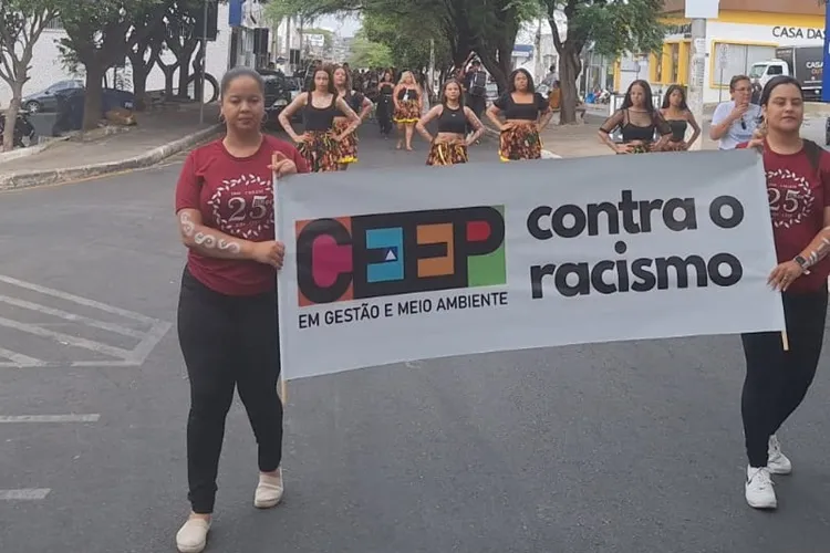 Caminhada do CEEP abre celebrações ao dia da consciência negra em Brumado