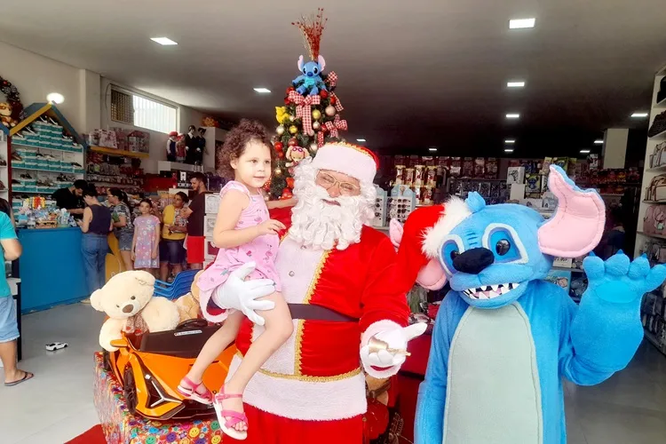 Papai Noel anima as vendas no comércio de Brumado e envia mensagem aos munícipes