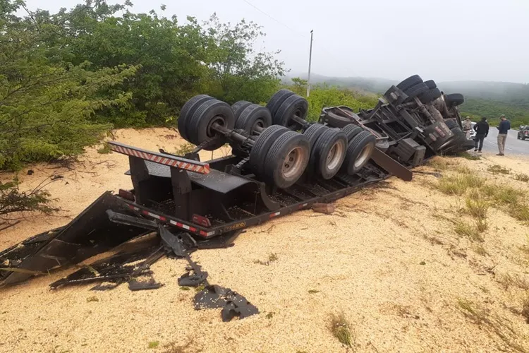 Anagé: Carreta carregada com milho tomba na BA-262 na Serra do Engano