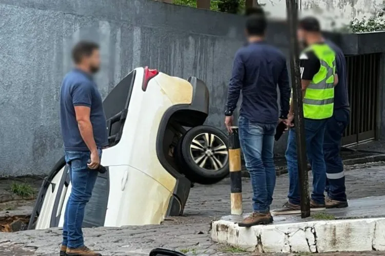 Vídeo: Caminhonete é engolida por buraco em rua de Caetité