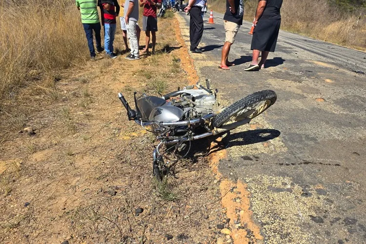 Motociclista de 24 anos bate na traseira de carro na BA-148 e morre na hora
