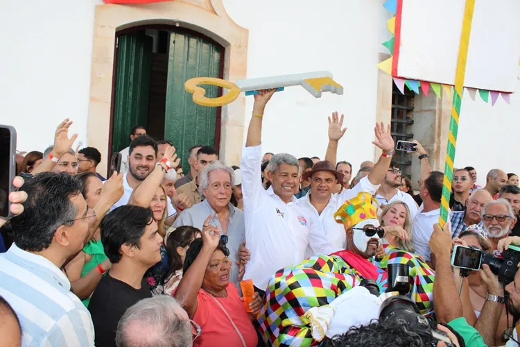 Governador entrega chave de Rio de Contas ao Rei Momo na abertura do carnaval do interior