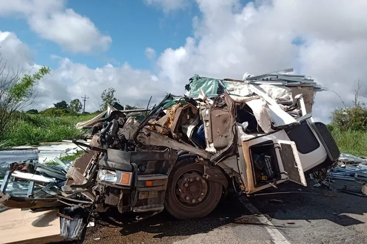 Motorista de veículo de carga morre na BR-116 em Vitória da Conquista