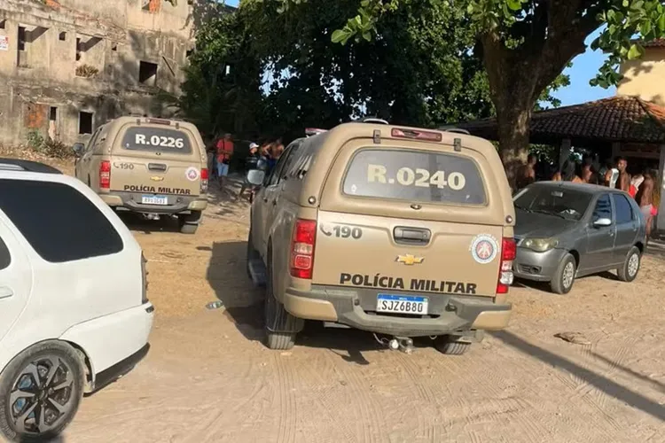 Turista morre e esposa fica ferida após ataque a tiros em bar de praia em Vera Cruz