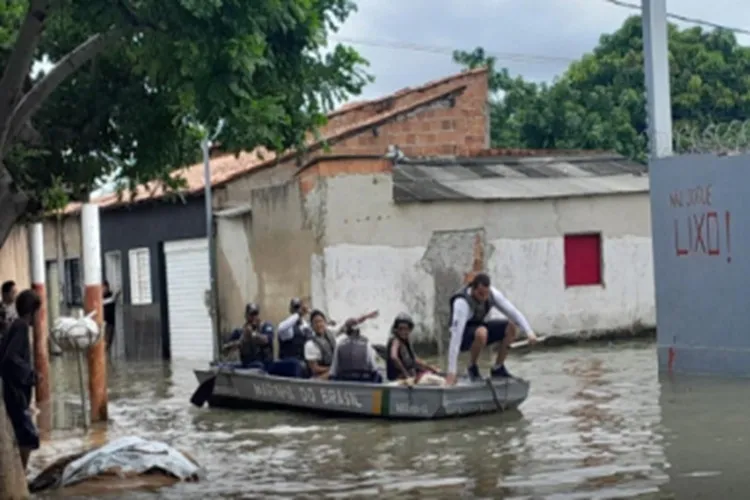 Marinha resgata vítimas das enchentes em Bom Jesus da Lapa