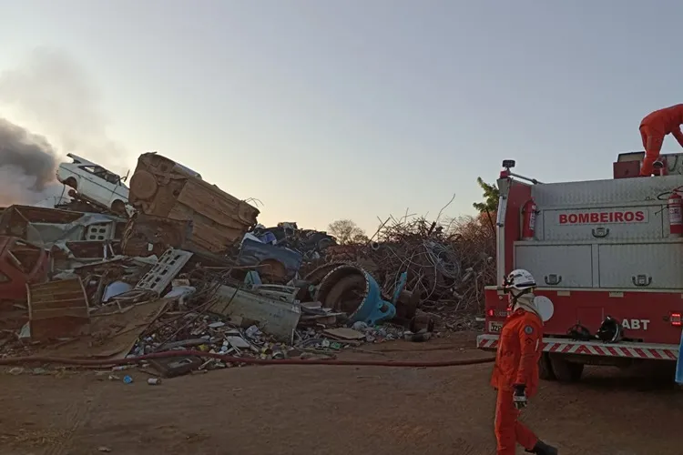 Grande incêndio atinge depósito de reciclagem em Guanambi