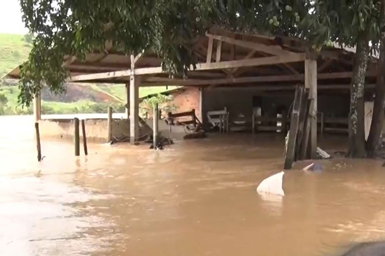 Cerca de mil pessoas ficam desabrigadas e pelo menos sete bairros ficam inundados em Medeiros Neto