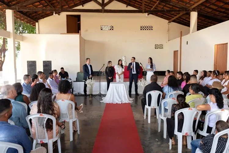 Casais selam união em projeto de casamento comunitário realizado em Guanambi