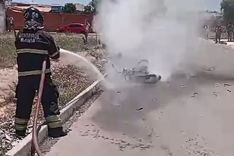 Vídeo: Motocicleta pega fogo após acidente com caminhonete em Guanambi