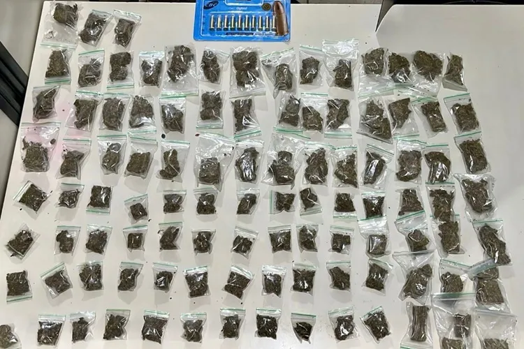 Jovem é preso com 101 porções de maconha e 10 munições em Vitória da Conquista