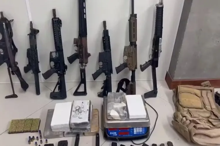 Seis fuzis, submetralhadora e mais de mil munições são encontrados em Lauro de Freitas