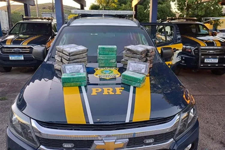 PRF apreende 38 kg de cocaína e veículo com motor roubado em Jequié 