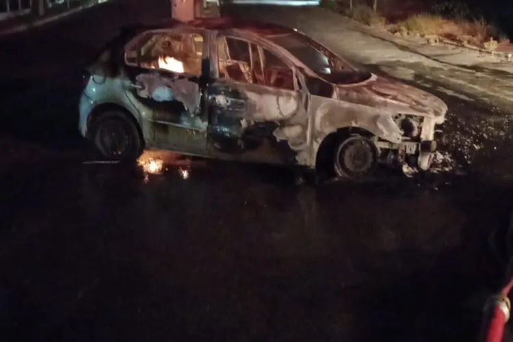 Vídeo: Carro pega fogo em frente ao campus da Uneb em Guanambi