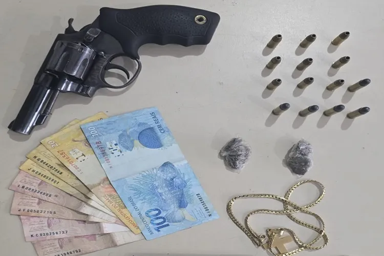 Dupla é presa com arma, munições, dinheiro e 3g de maconha em Vitória da Conquista