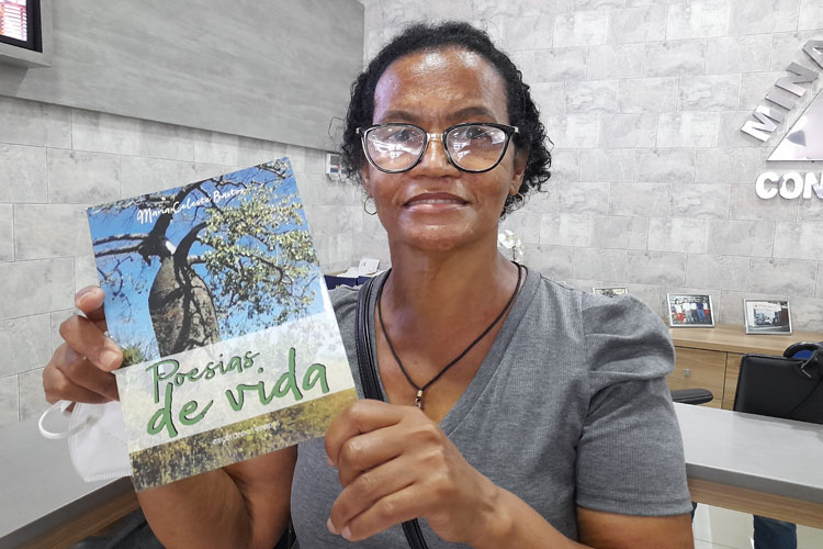 Brumado:  Baiana de acarajé abandona tabuleiro e lança de livro de poesias em Minas Gerais