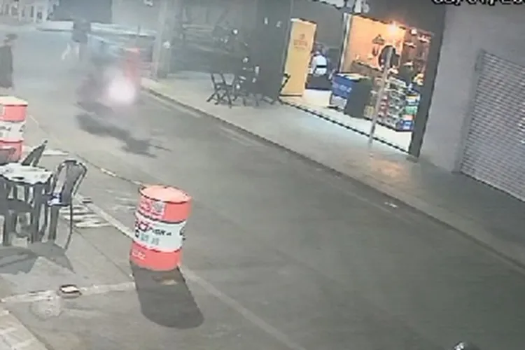 Vídeo mostra jovem sendo atropelado na Avenida Petrônio Portela em Guanambi