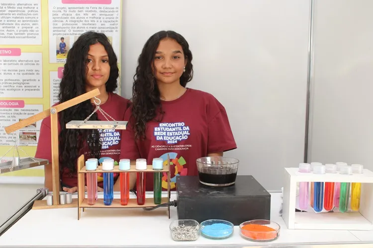 Estudantes produzem aparelhos de laboratório com materiais recicláveis