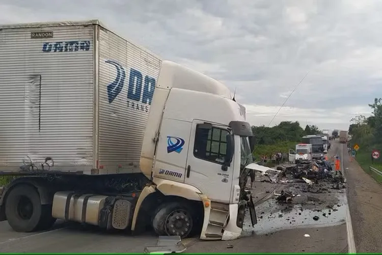 Encruzilhada: Cinco pessoas morrem após batida entre caminhão e carro na BR-116