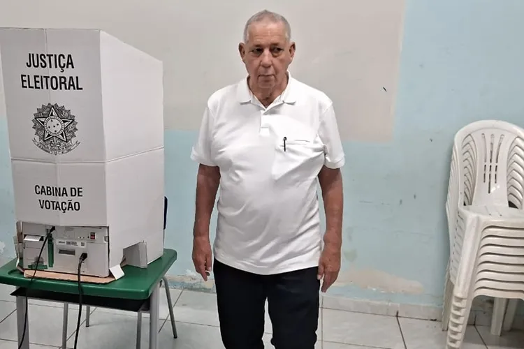 Ex-governador Nilo Coelho é aclamado durante exercício do voto em Guanambi