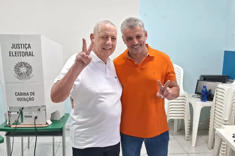 Ex-governador Nilo Coelho é aclamado durante exercício do voto em Guanambi