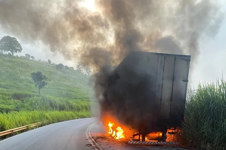 Semirreboque pega fogo na BA-263 em Vitória da Conquista