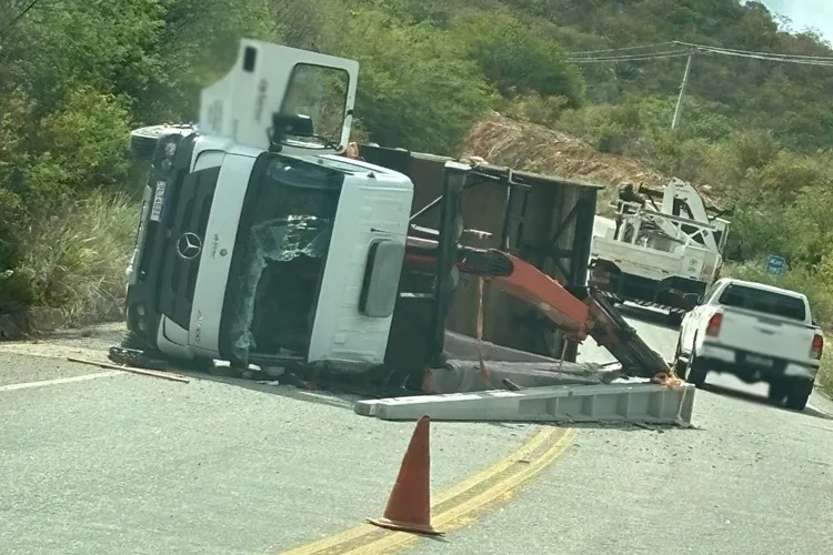 Caminhão de terceirizada da Coelba capota na BA-148 em Rio de Contas