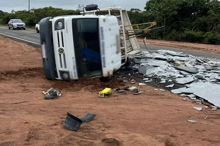 Caminhão perde roda traseira e tomba na BR-430 em Caetité