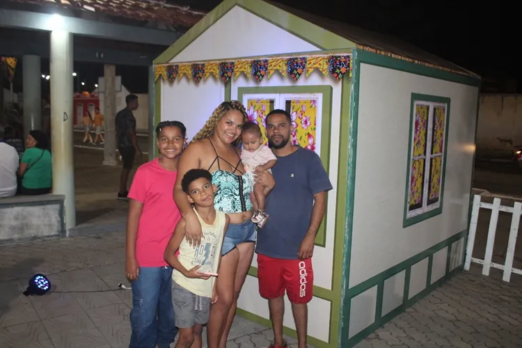 Famílias prestigiam lançamento do 'Arraial da Alegria' com a 'Vila Kids' em Brumado
