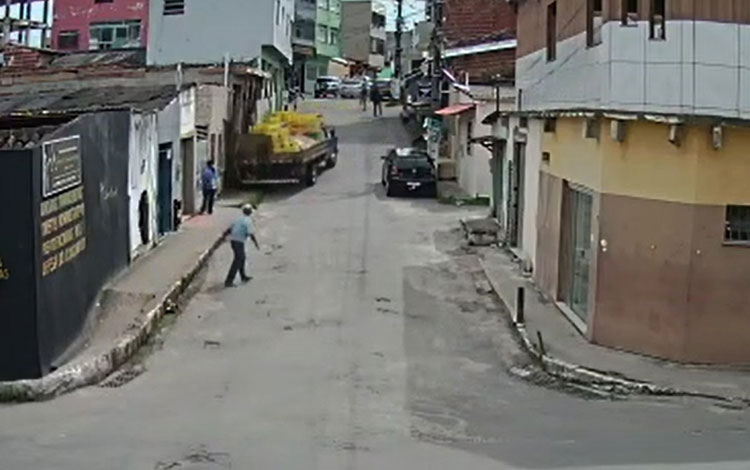 Caminhão desgovernado desce ladeira de ré e atinge pedestre em Itabuna