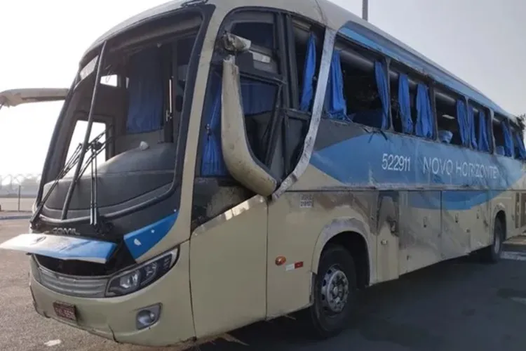 Ônibus da Novo Horizonte que saiu de Brumado capota na BR-116