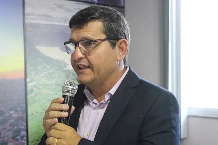 Ex-prefeito desiste de disputar eleições 2024 e reassume Secretaria Municipal em Guanambi