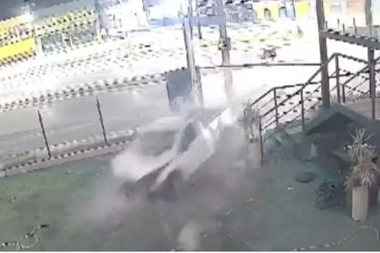 Motorista perde controle de carro e invade restaurante em Barreiras