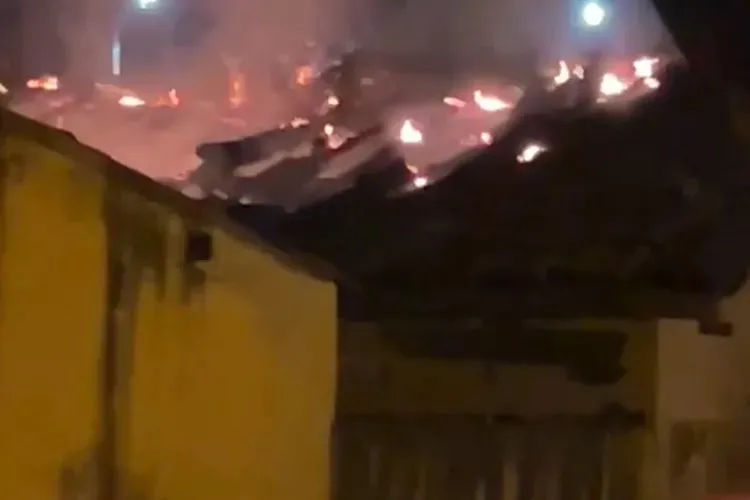 PMs entram em casa incendiada e salvam mãe e dois filhos em Botuporã