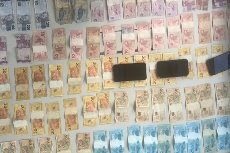 Polícia apreende mais de R$ 3 mil em notas falsas na BA-160 em Bom Jesus da Lapa