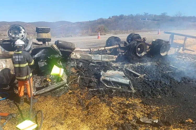 Motorista morre carbonizado após caminhão tombar na BA-262, entre Aracatu e Anagé