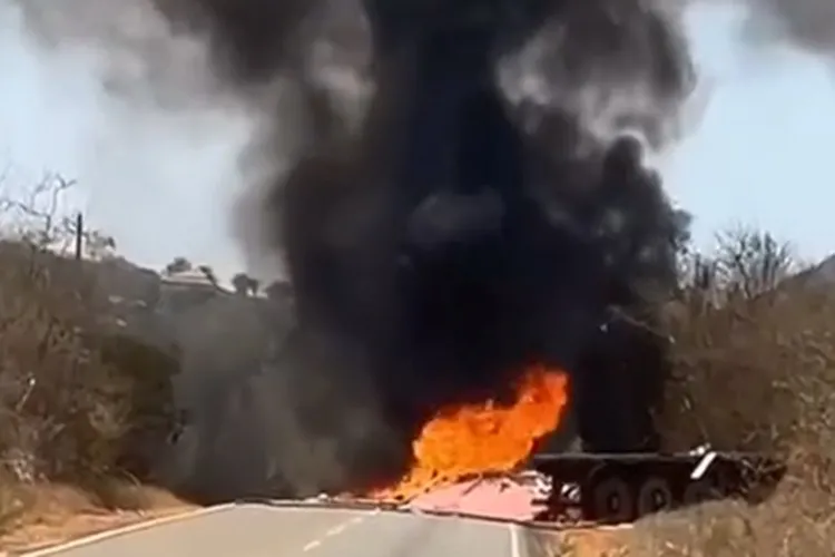 Carreta tomba e pega fogo na BA-617, entre Caculé e Ibiassucê