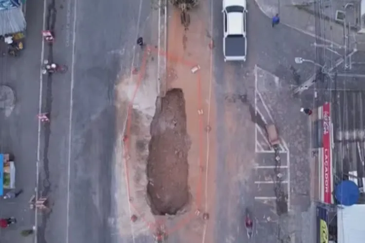 Idosa fica ferida após asfalto ceder e cratera abrir em Vitória da Conquista