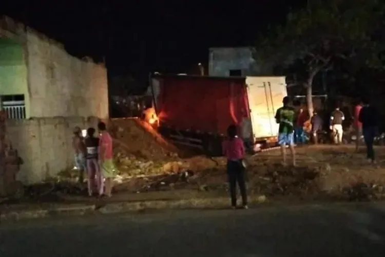 Caminhão desgovernado atinge residência em trecho urbano da BA-142 em Ituaçu