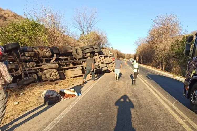 Caminhão carregado com maracujá tomba na famosa curva da morte em Guanambi