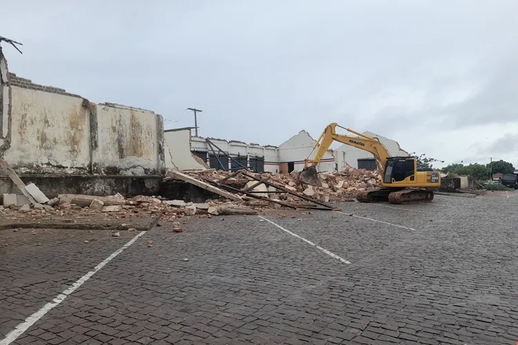 Em ruínas, prédio da antiga Cesta do Povo é demolido pela prefeitura de Brumado