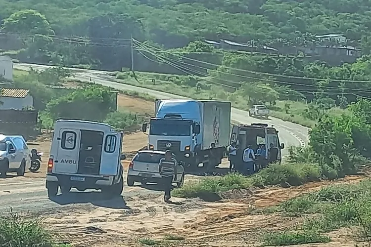 Brumado: Mulheres de moto derrapam devido à acúmulo de areia na BR-030