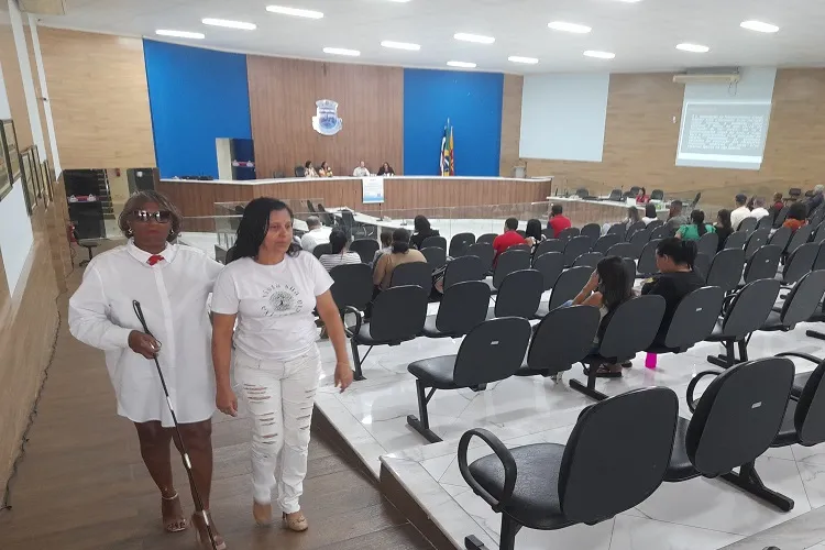 Palestrante decepcionada com ausência da gestão em seminário de inclusão em Brumado