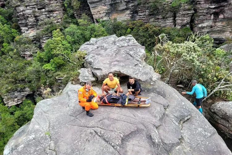 Turista francês que sofreu acidente na Chapada Diamantina é resgatado por helicóptero