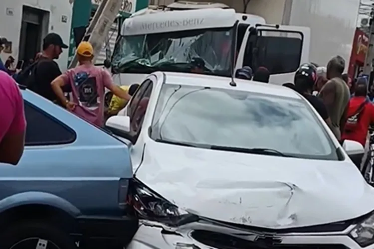 Vídeo: Caminhão frigorífico desgovernado atinge seis veículos e um poste em Brumado