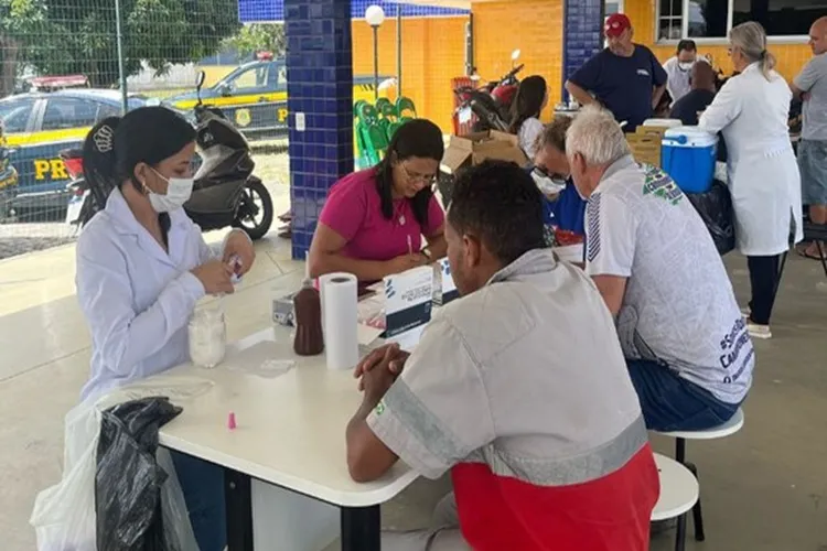 Vitória da Conquista: PRF realiza Comando de Saúde para bem-estar de caminhoneiros