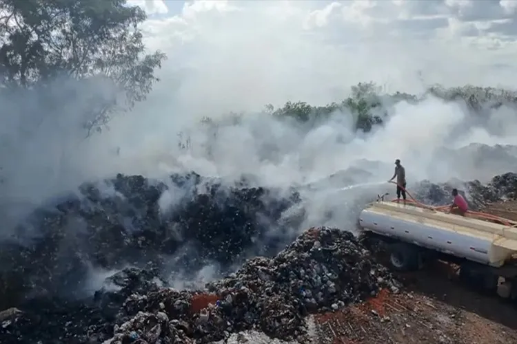 Queimada criminosa no lixão causa preocupação em Rio de Contas