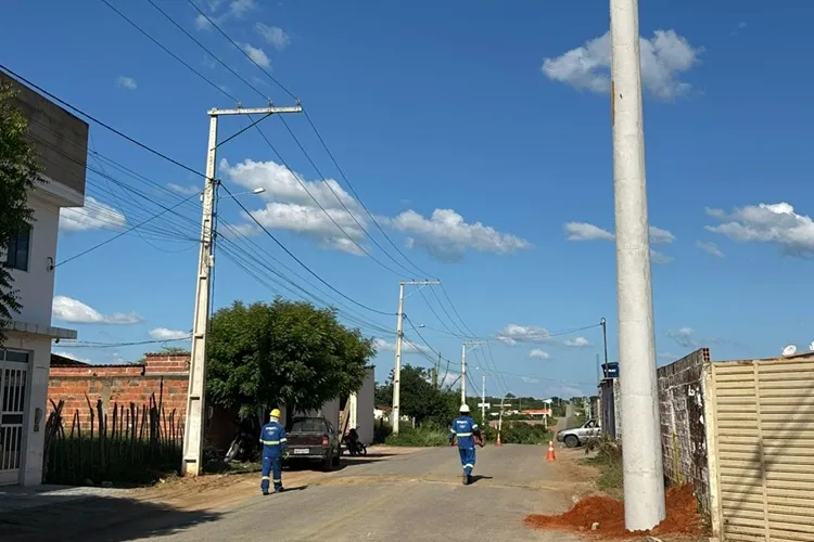 Popular prevê desastres com postes mal instalados na BA-026 em Rio do Antônio 