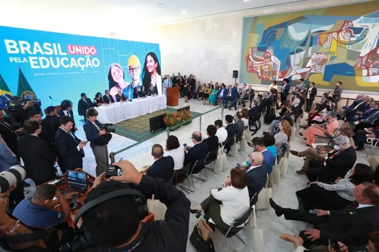 Lula recebe reitores e anuncia R$ 5 bilhões para conter greve nas federais