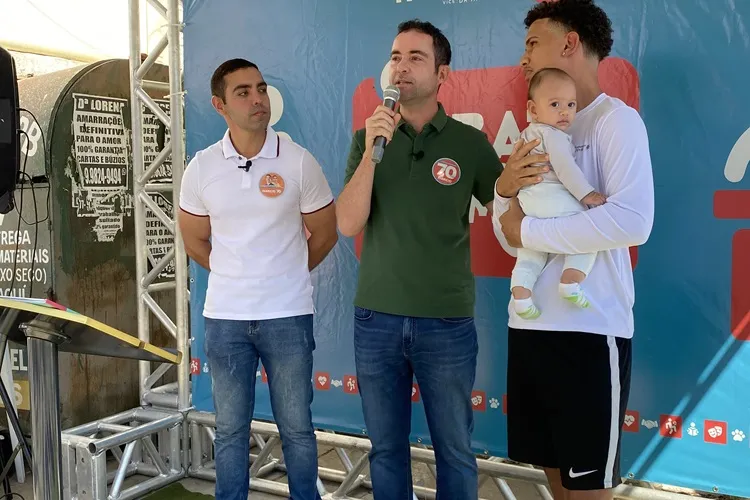 Fabrício Abrantes e Marlucinho Abreu debatem com a população de Brumado